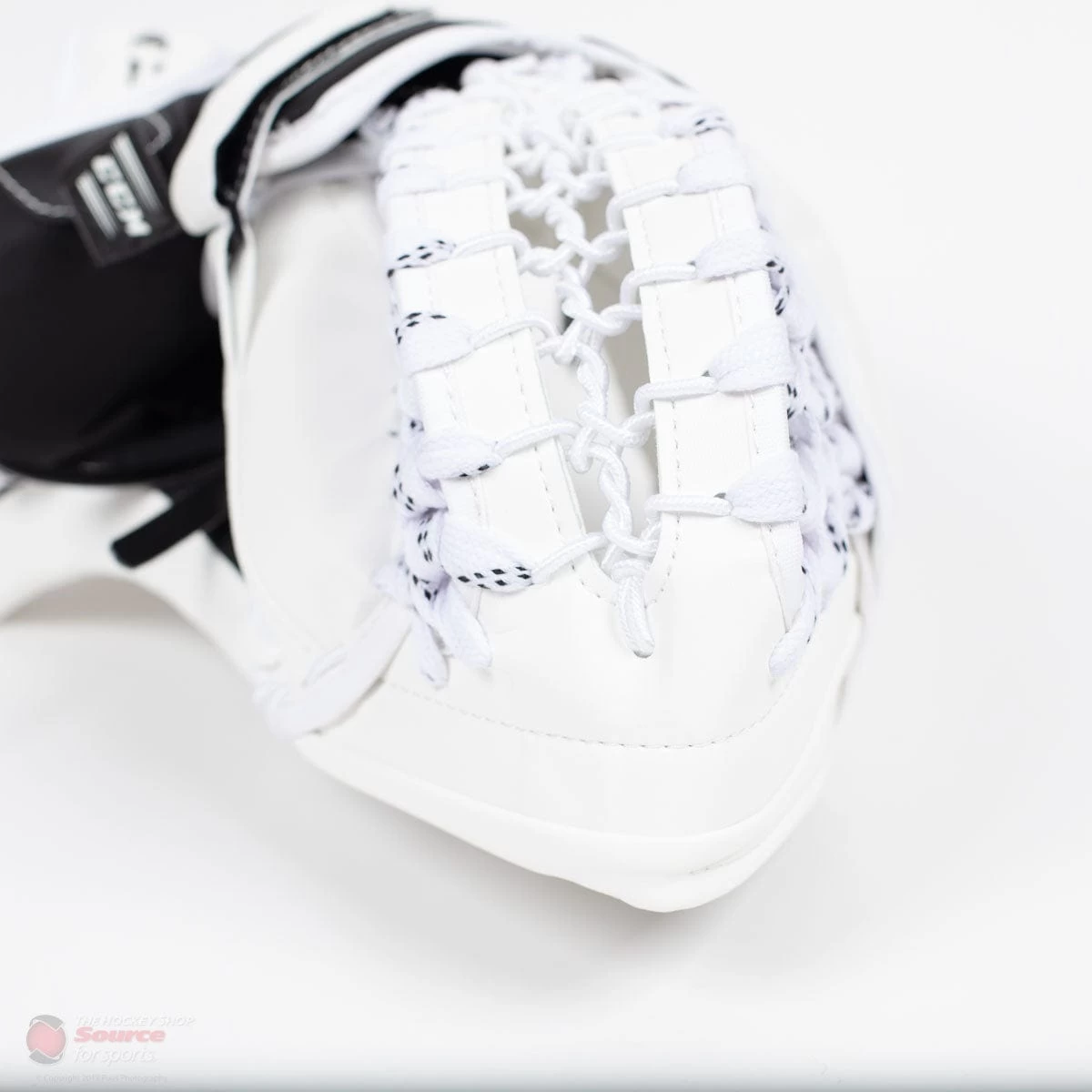 CCM Extreme Flex E4.5 Junior Goalie Catcher - Source Exclusive 7 CCM Extreme Flex E4.5 Junior Goalie Catcher - Source Exclusive - Image 7