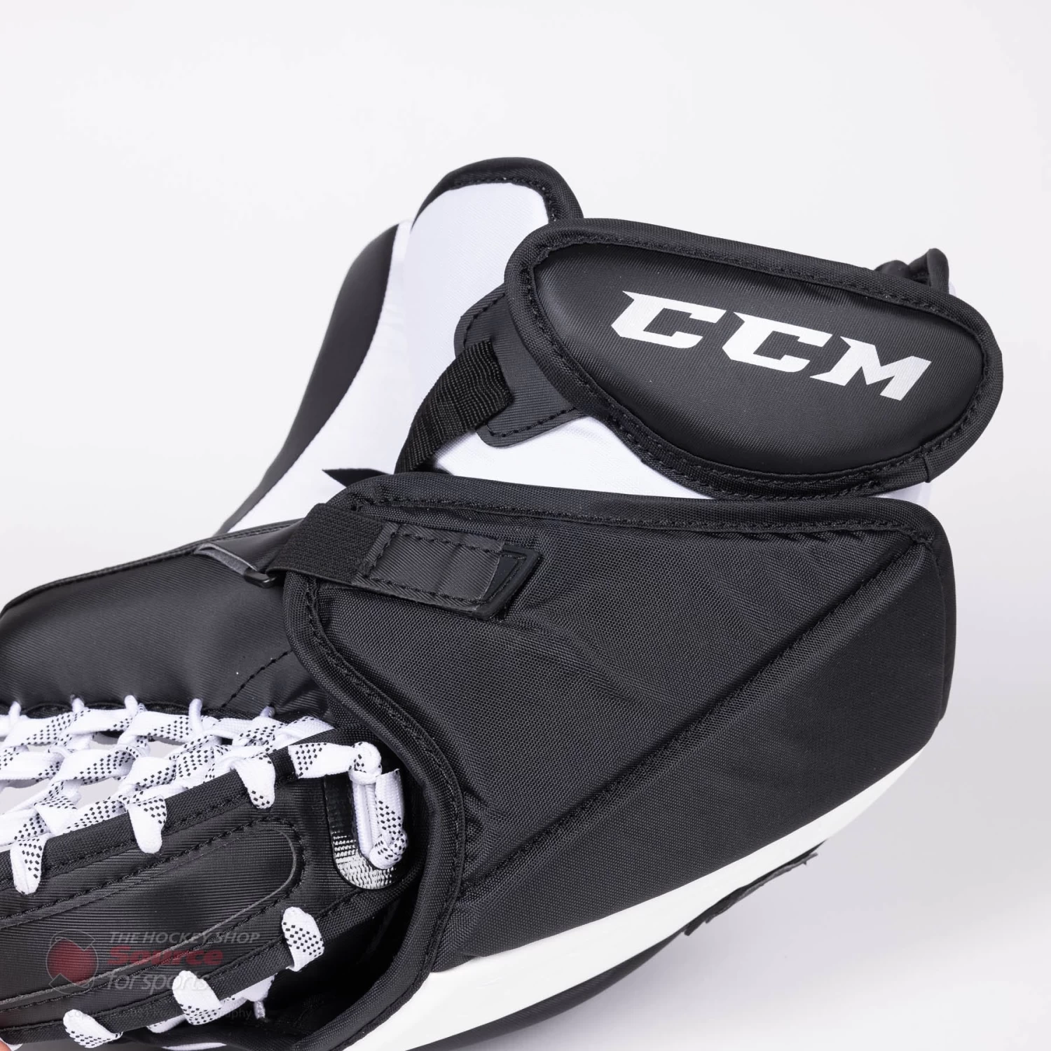CCM Extreme Flex E5.5 Senior Goalie Catcher - Source Exclusive 6 CCM Extreme Flex E5.5 Senior Goalie Catcher - Source Exclusive - Image 6