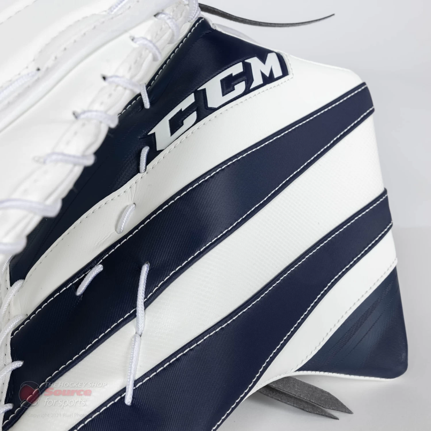 CCM Extreme Flex E5.9 Intermediate Goalie Catcher 5 CCM Extreme Flex E5.9 Intermediate Goalie Catcher - Image 5