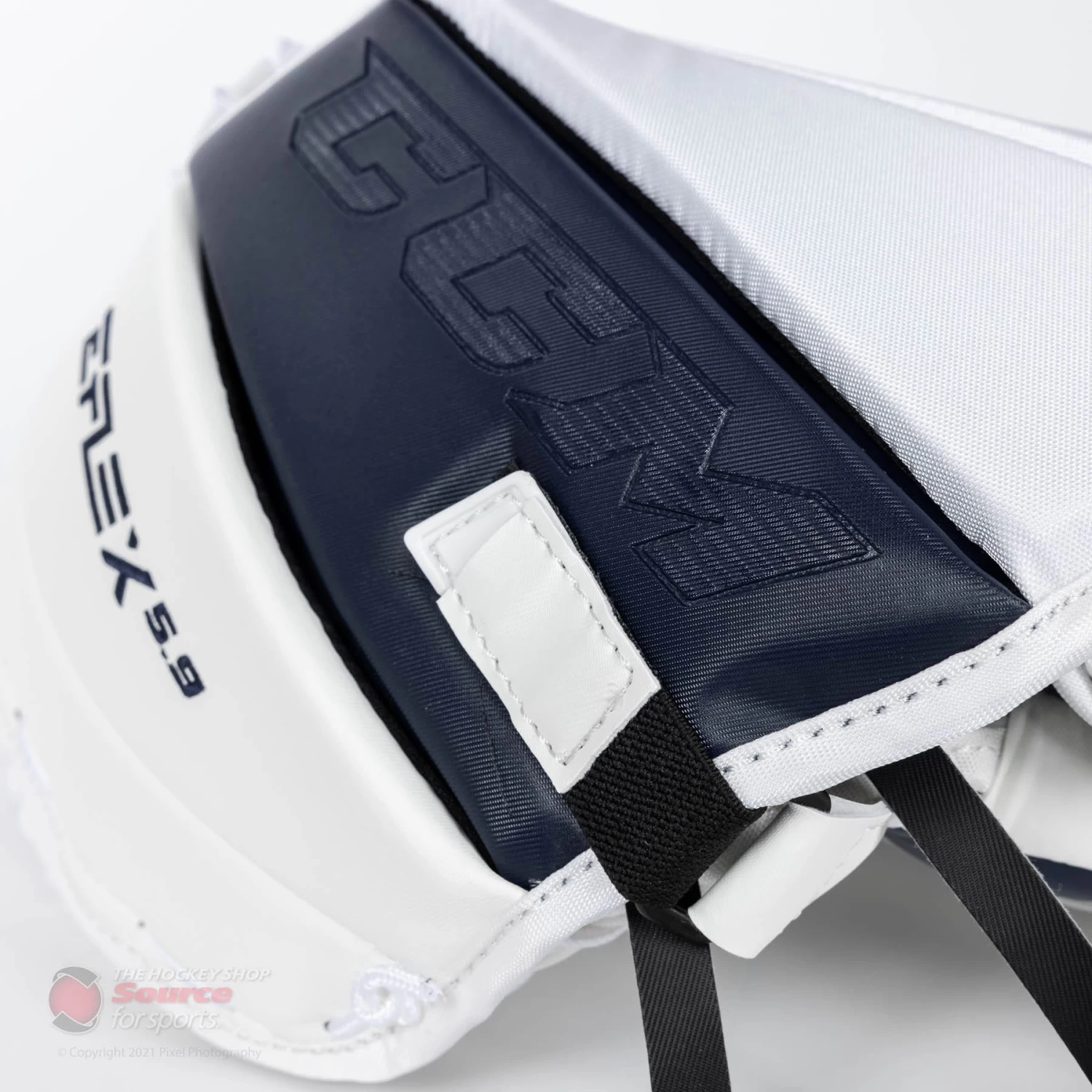 CCM Extreme Flex E5.9 Intermediate Goalie Catcher 7 CCM Extreme Flex E5.9 Intermediate Goalie Catcher - Image 7