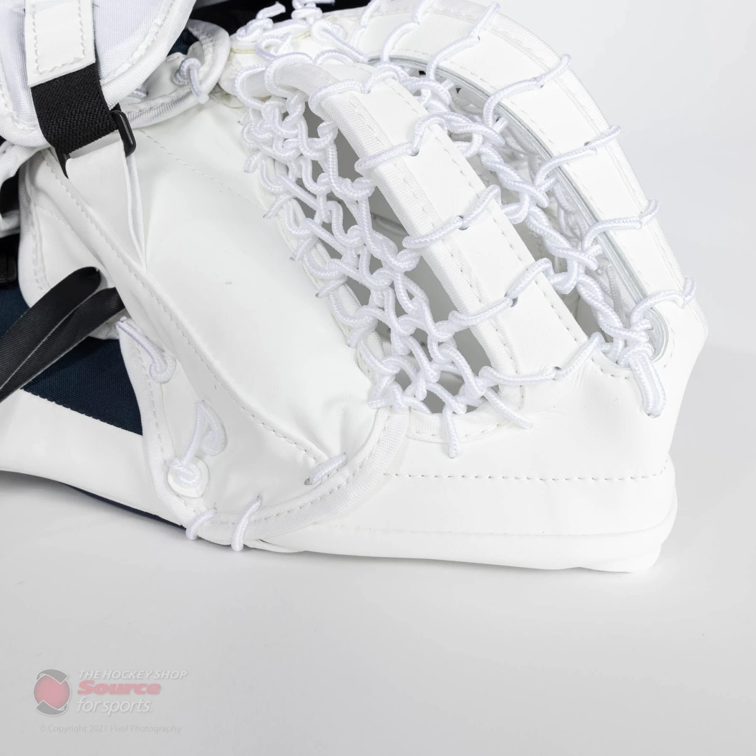 CCM Extreme Flex E5.9 Intermediate Goalie Catcher 9 CCM Extreme Flex E5.9 Intermediate Goalie Catcher - Image 9