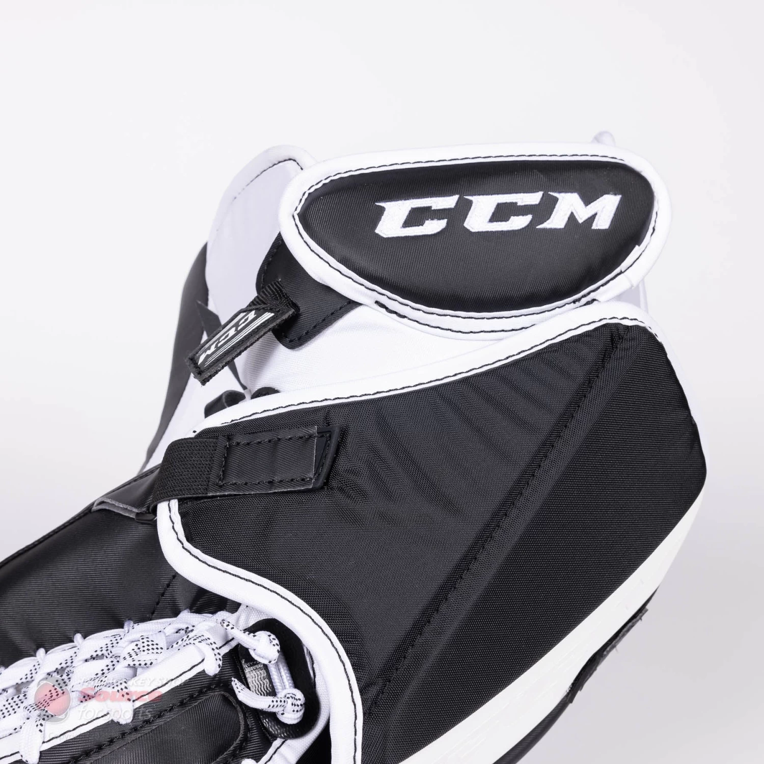 CCM Extreme Flex E5.9 Intermediate Goalie Catcher - Source Exclusive 7 CCM Extreme Flex E5.9 Intermediate Goalie Catcher - Source Exclusive - Image 7