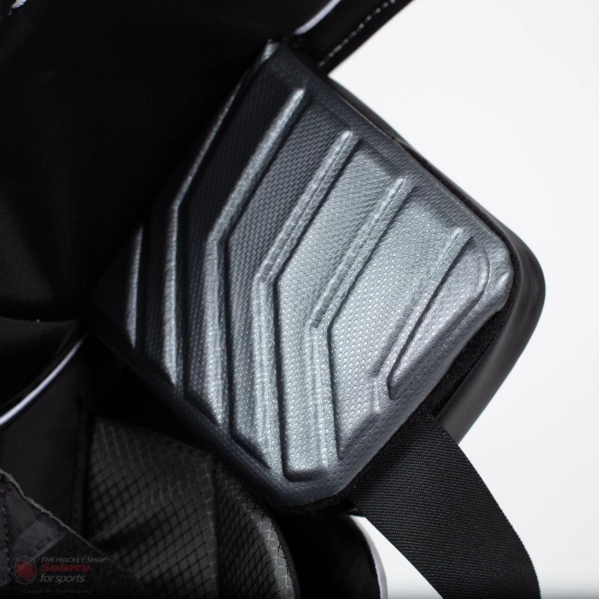 CCM Extreme Flex E4.9 Intermediate Goalie Leg Pads - Source Exclusive 8 CCM Extreme Flex E4.9 Intermediate Goalie Leg Pads - Source Exclusive - Image 8